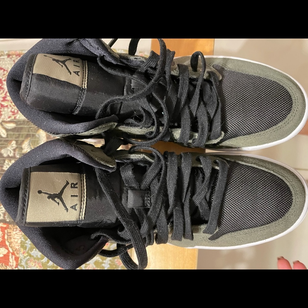 Wmns Air Jordan 1 Mid 'Olive'